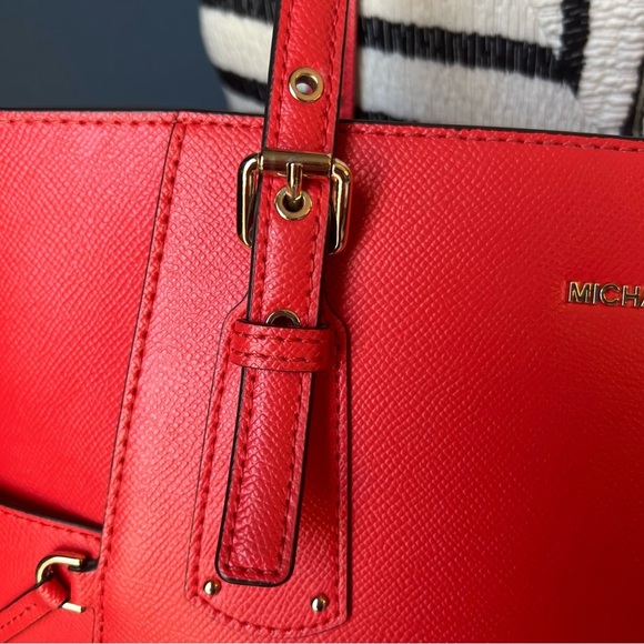 Michael Kors Voyager Large Saffiano Leather Tote - Picture 5 of 14